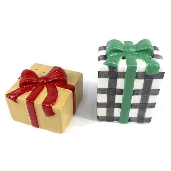 Hallmark VIP Exclusive Christmas Salt & Pepper Shakers PRESENTS 1.5" & 2.5" 2023 - Picture 1 of 7
